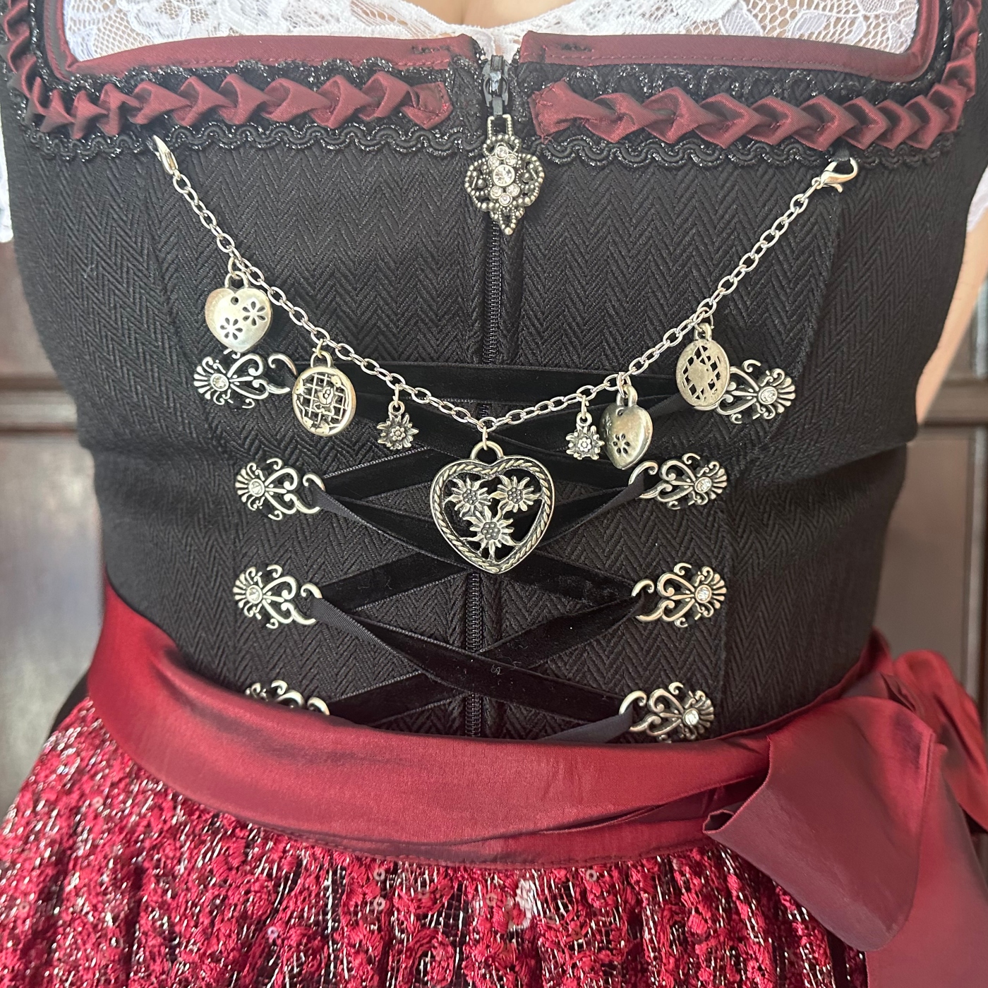 Dirndl Zipper Pull with Charm